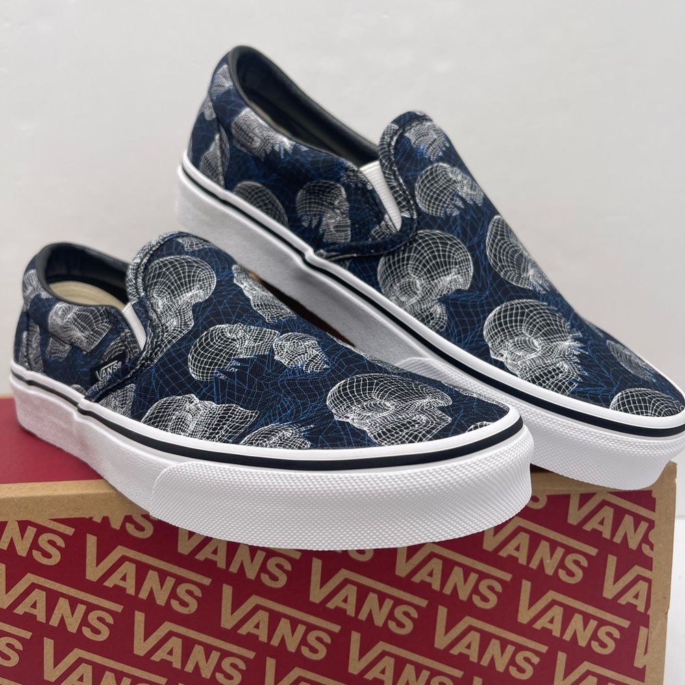 Vans WMNS Vans Women’s Classic Slip-On
(Wireframe Skulls)Blktrwht Sneakers - Picture 13 of 16